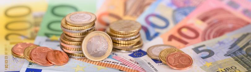 Geldscheine und Geldmünzen in der Währung Euro