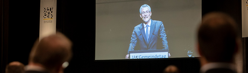 Steffen Jäger hält seine Ansprache auf der Bühne bei der Mitgliederversammlung