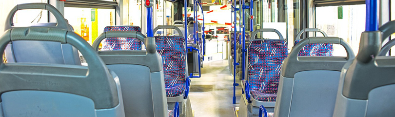 Innenbereich eines Stadtbusses mit leeren Sitzplätzen