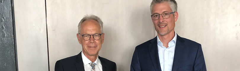 Präsident Steffen Jäger gratuliert Bürgermeister und Vizepräsident Armin Jöchle