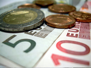 Euromünzen und Euroscheine liegen auf dem Tisch