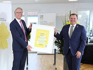 Ehrenpräsident Roger Kehle erhält die Urkunde in einem Bilderrahmen von Oberbürgermeister Klaus Holaschke aus Eppingen (Erster Vizepräsident des Gemeindetags Baden-Württemberg) überreicht