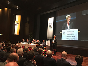 Finanzministerin Edith Sitzmann sprach für die Landesregierung am Rednerpult auf der Bühne.