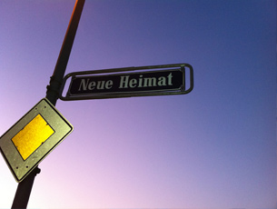 Straßenschild mit der Bezeichnung "Neue Heimat"
