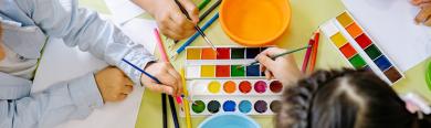 Symbolbild: Kinderarme beim Malen mit Wasserfarben
