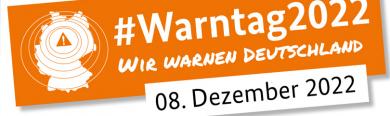 Weiße Deutschlandkarte mit Ausrufezeichen auf orangenem Hintergund, dazu die Aufschrift Warntag 2022, wir warnen Deutschland